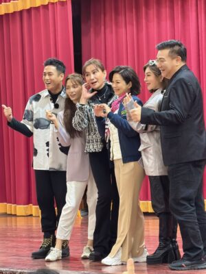Lotus Wang Instagram - 《女俠俱樂部》實境秀開鏡成功🏆🎉🥳
連續兩天出外景☺️
雖然冷又累累的但為了台灣最美的文化歌仔戲《傳承》的使命是充滿希望充滿活力還有這麼多人的溫暖覺得很幸福🥰
謝謝大家辛苦了❤️
敬請期待 《陳亞蘭歌仔戲》
女俠俱樂部❤️

#我是保庇天后王彩樺
#祝大家新年快樂恭喜發財
#女俠俱樂部