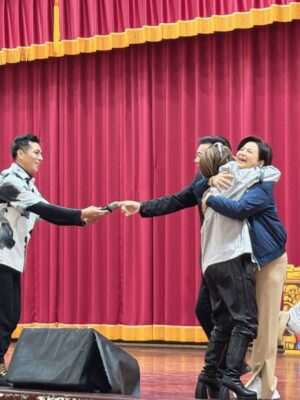 Lotus Wang Instagram - 《女俠俱樂部》實境秀開鏡成功🏆🎉🥳
連續兩天出外景☺️
雖然冷又累累的但為了台灣最美的文化歌仔戲《傳承》的使命是充滿希望充滿活力還有這麼多人的溫暖覺得很幸福🥰
謝謝大家辛苦了❤️
敬請期待 《陳亞蘭歌仔戲》
女俠俱樂部❤️

#我是保庇天后王彩樺
#祝大家新年快樂恭喜發財
#女俠俱樂部