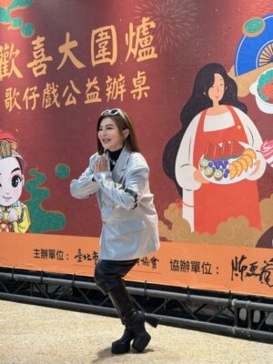 Lotus Wang Instagram - 《女俠俱樂部》實境秀開鏡成功🏆🎉🥳
連續兩天出外景☺️
雖然冷又累累的但為了台灣最美的文化歌仔戲《傳承》的使命是充滿希望充滿活力還有這麼多人的溫暖覺得很幸福🥰
謝謝大家辛苦了❤️
敬請期待 《陳亞蘭歌仔戲》
女俠俱樂部❤️

#我是保庇天后王彩樺
#祝大家新年快樂恭喜發財
#女俠俱樂部