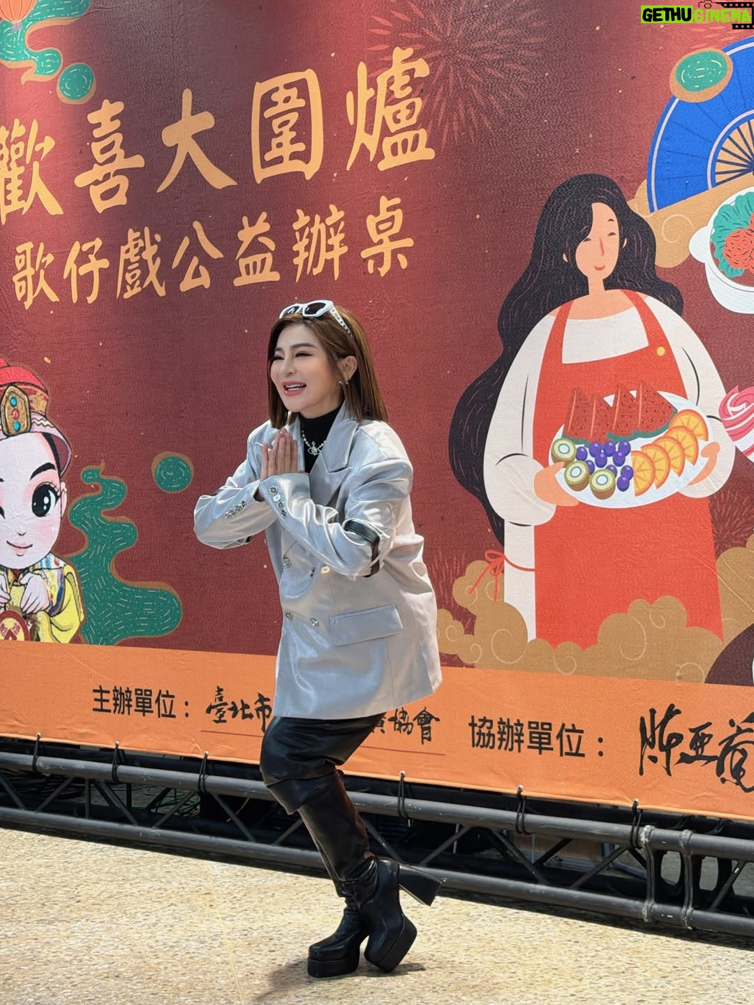 Lotus Wang - 1.3K Likes - 《女俠俱樂部》實境秀開鏡成功🏆🎉🥳
連續兩天出外景☺️
雖然冷又累累的但為了台灣最美的文化歌仔戲《傳承》的使命是充滿希望充滿活力還有這麼多人的溫暖覺得很幸福🥰
謝謝大家辛苦了❤️
敬請期待 《陳亞蘭歌仔戲》
女俠俱樂部❤️

#我是保庇天后王彩樺
#祝大家新年快樂恭喜發財
#女俠俱樂部