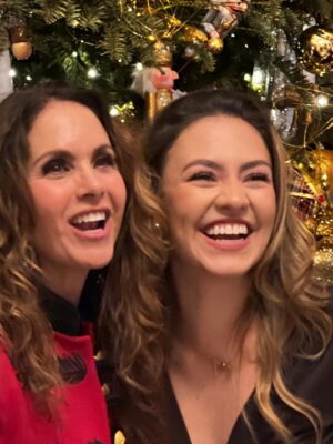 Lucero Instagram - Una Navidad fuera de serie, sin igual, qué hermosura de cena, de regalos, de compartir. Qué belleza de Nochebuena con tanto amor! Gracias familia! 🎄🌟🎅🏼🎶💝

#nochebuena #navidad #familia