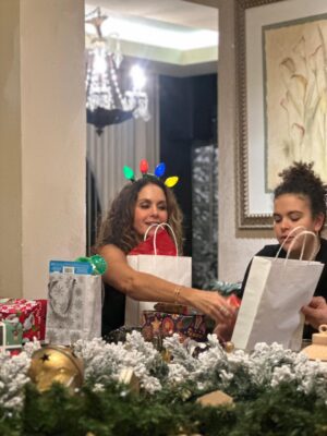 Lucero Instagram - Una Navidad fuera de serie, sin igual, qué hermosura de cena, de regalos, de compartir. Qué belleza de Nochebuena con tanto amor! Gracias familia! 🎄🌟🎅🏼🎶💝

#nochebuena #navidad #familia