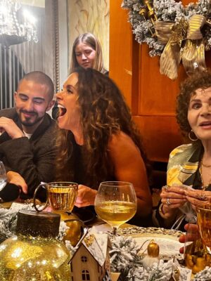 Lucero Instagram - Una Navidad fuera de serie, sin igual, qué hermosura de cena, de regalos, de compartir. Qué belleza de Nochebuena con tanto amor! Gracias familia! 🎄🌟🎅🏼🎶💝

#nochebuena #navidad #familia