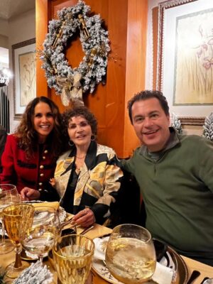 Lucero Instagram - Una Navidad fuera de serie, sin igual, qué hermosura de cena, de regalos, de compartir. Qué belleza de Nochebuena con tanto amor! Gracias familia! 🎄🌟🎅🏼🎶💝

#nochebuena #navidad #familia