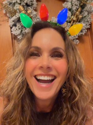 Lucero Instagram - Una Navidad fuera de serie, sin igual, qué hermosura de cena, de regalos, de compartir. Qué belleza de Nochebuena con tanto amor! Gracias familia! 🎄🌟🎅🏼🎶💝

#nochebuena #navidad #familia