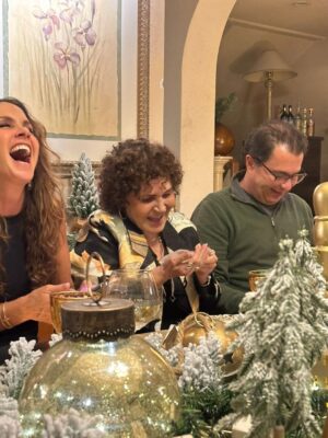 Lucero Instagram - Una Navidad fuera de serie, sin igual, qué hermosura de cena, de regalos, de compartir. Qué belleza de Nochebuena con tanto amor! Gracias familia! 🎄🌟🎅🏼🎶💝

#nochebuena #navidad #familia