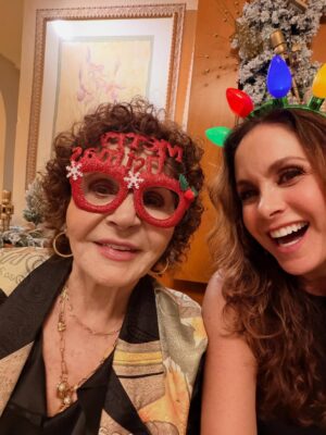 Lucero Instagram - Una Navidad fuera de serie, sin igual, qué hermosura de cena, de regalos, de compartir. Qué belleza de Nochebuena con tanto amor! Gracias familia! 🎄🌟🎅🏼🎶💝

#nochebuena #navidad #familia