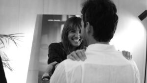 Lúcia Moniz Instagram - “BOM DIA, escrito e realizado por @diogovbrito , é um filme sobre o amor que resiste, mesmo quando cansa. Sobre o continuar a cuidar, mesmo quando parece que ninguém repara.
A personagem que me foi confiada, a Sofia, vive uma jornada feita de amor e de ambivalência. Procura todos os dias o melhor amparo, as melhores condições, as respostas certas para o filho e, ao mesmo tempo, acredita que o mundo dele tem uma beleza e uma paz que o nosso raramente alcança.
Este filme mostra esse espaço entre a vontade de integrar e o desejo de proteger, entre a força e a exaustão, entre a mãe e a mulher.

O Diogo trouxe-nos uma história que saiu directamente do coração para o papel. Escolheu-nos a nós, elenco e equipa técnica, para conta-la no ecrã e deu-nos espaço para dar o melhor de cada um, com respeito, generosidade e uma escuta rara.
E é curioso… numa sociedade que tantas vezes afasta o que é diferente, foi precisamente o dono de uma luz, olhar, energia, vibração e ternura únicas, quem manteve toda a equipa unida e em harmonia. O Vicente!  As crianças são o melhor barómetro do ambiente em que se vive. O Vicente, a Carolina e a Matilde foram o reflexo de um lugar seguro, verdadeiro e cheio de alegria. Desafiaram-nos ao imprevisto, mantendo-nos atentos, presentes e unidos. E assim aconteceram as cenas: com liberdade e amor. Mesmo no meio do incontrolável calor, da emoção e do foco profissional para que nada falhasse, houve sempre, sempre espaço para abraços, sorrisos e o sentimento bonito de que estávamos todos a remar na mesma direção.

O meu coração regressou cheio, a casa, Diogo. 
Obrigada, a ti, tanto, tanto por esta história, por confiares em nós, por me confiares esta mãe e por nos lembrares que este filme é um olhar sobre a diferença, mas também sobre a força de amar sem condições.

🫶🏼 @romeucostactor @carla_chambel_atriz @mafalda_lencastre  @paiva1980 @313features 

📷4 @marinafrenesie