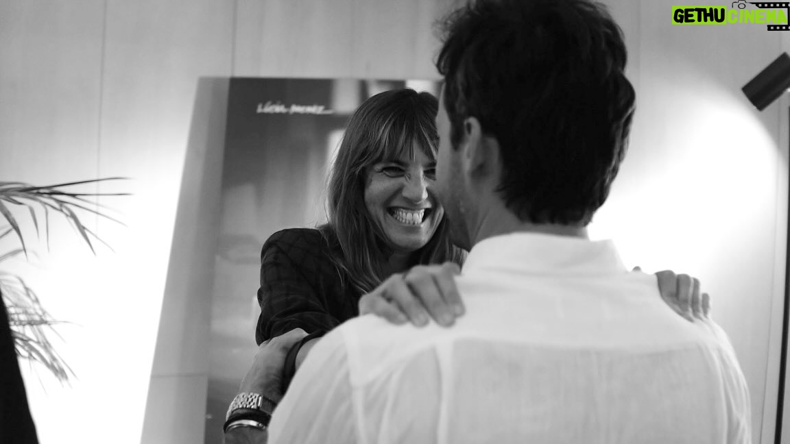 Lúcia Moniz - 501 Likes - “BOM DIA, escrito e realizado por @diogovbrito , é um filme sobre o amor que resiste, mesmo quando cansa. Sobre o continuar a cuidar, mesmo quando parece que ninguém repara.
A personagem que me foi confiada, a Sofia, vive uma jornada feita de amor e de ambivalência. Procura todos os dias o melhor amparo, as melhores condições, as respostas certas para o filho e, ao mesmo tempo, acredita que o mundo dele tem uma beleza e uma paz que o nosso raramente alcança.
Este filme mostra esse espaço entre a vontade de integrar e o desejo de proteger, entre a força e a exaustão, entre a mãe e a mulher.

O Diogo trouxe-nos uma história que saiu directamente do coração para o papel. Escolheu-nos a nós, elenco e equipa técnica, para conta-la no ecrã e deu-nos espaço para dar o melhor de cada um, com respeito, generosidade e uma escuta rara.
E é curioso… numa sociedade que tantas vezes afasta o que é diferente, foi precisamente o dono de uma luz, olhar, energia, vibração e ternura únicas, quem manteve toda a equipa unida e em harmonia. O Vicente!  As crianças são o melhor barómetro do ambiente em que se vive. O Vicente, a Carolina e a Matilde foram o reflexo de um lugar seguro, verdadeiro e cheio de alegria. Desafiaram-nos ao imprevisto, mantendo-nos atentos, presentes e unidos. E assim aconteceram as cenas: com liberdade e amor. Mesmo no meio do incontrolável calor, da emoção e do foco profissional para que nada falhasse, houve sempre, sempre espaço para abraços, sorrisos e o sentimento bonito de que estávamos todos a remar na mesma direção.

O meu coração regressou cheio, a casa, Diogo. 
Obrigada, a ti, tanto, tanto por esta história, por confiares em nós, por me confiares esta mãe e por nos lembrares que este filme é um olhar sobre a diferença, mas também sobre a força de amar sem condições.

🫶🏼 @romeucostactor @carla_chambel_atriz @mafalda_lencastre  @paiva1980 @313features 

📷4 @marinafrenesie
