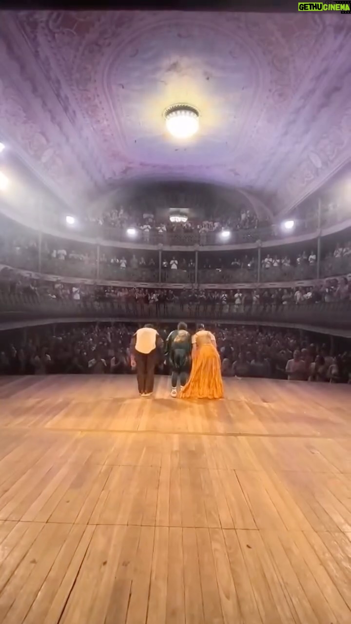 Luciana Paes - 3.5K Likes - Nosso circo pobre se despediu de 2025 passando por Fortaleza e Brasília, duas cidades que nos acolheram caudalosamente e que pretendemos voltar. Que privilégio viver tudo isso junto a essa equipe dos céus. Obrigado a todos e até logo!