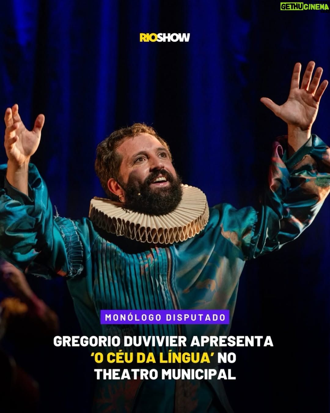 Luciana Paes - 6.4K Likes - PERFORMANCE PREMIADA 🎭 | Quem ainda não assistiu ao monólogo “O céu da língua” (@ceudalingua), em que Gregorio Duvivier (@gduvivier) faz uma ode cômica à língua portuguesa, terá mais uma chance — e em grande estilo. Para comemorar o sucesso da montagem, que reuniu mais de 170 mil pessoas em um ano, em sessões quase sempre esgotadas, o espetáculo volta ao Rio entre 5 e 8 de fevereiro para apresentações especiais no Theatro Municipal do Rio de Janeiro (@theatromunicipalrj). Os ingressos partem de R$ 90 (inteira), e já estão à venda na plataforma Fever.

Em performance premiada no Prêmio Bibi Ferreira 2025, o ator e escritor parte de sua paixão pela poesia para refletir, com humor, sobre como ela está presente, mesmo que de maneira quase invisível, na linguagem cotidiana. Sob direção de Luciana Paes (@lucianapaesviva), que assina o texto com o ator, o espetáculo tem participação da designer Theodora Duvivier, que manipula projeções no palco, e do instrumentista Pedro Aune.

🎭 ‘O céu da língua’, com Gregorio Duvivier
📍 Theatro Municipal, Centro
🗓️ 5 a 8 de fevereiro
⏰ Qui, sex e sáb, às 19h. Dom, às 16h.
💲 De R$ 90 (galeria) a R$ 180 (plateia). 

📱 Confira mais espetáculos em cartaz no Rio no site do @rioshowoglobo

📸Divulgação/Priscila Prade