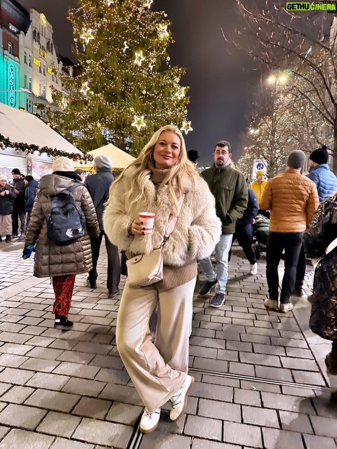 Lucie Borhyová - 4.7K Likes - Advent je o krásných malých okamžicích,
které se dějí tak nějak mezi tím vším…
Přeji vám hezký večer při 4. adventní neděli 🕯️
a pokojné dny před nejkrásnějšími svátky v roce✨