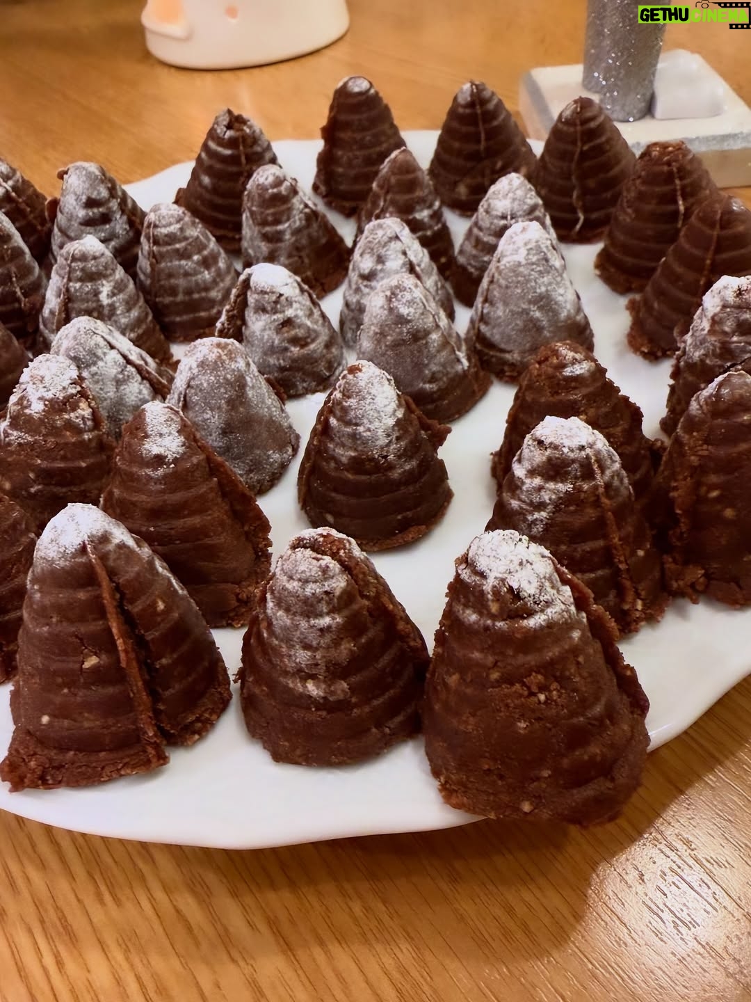 Lucie Borhyová - 4.7K Likes - Advent je o krásných malých okamžicích,
které se dějí tak nějak mezi tím vším…
Přeji vám hezký večer při 4. adventní neděli 🕯️
a pokojné dny před nejkrásnějšími svátky v roce✨