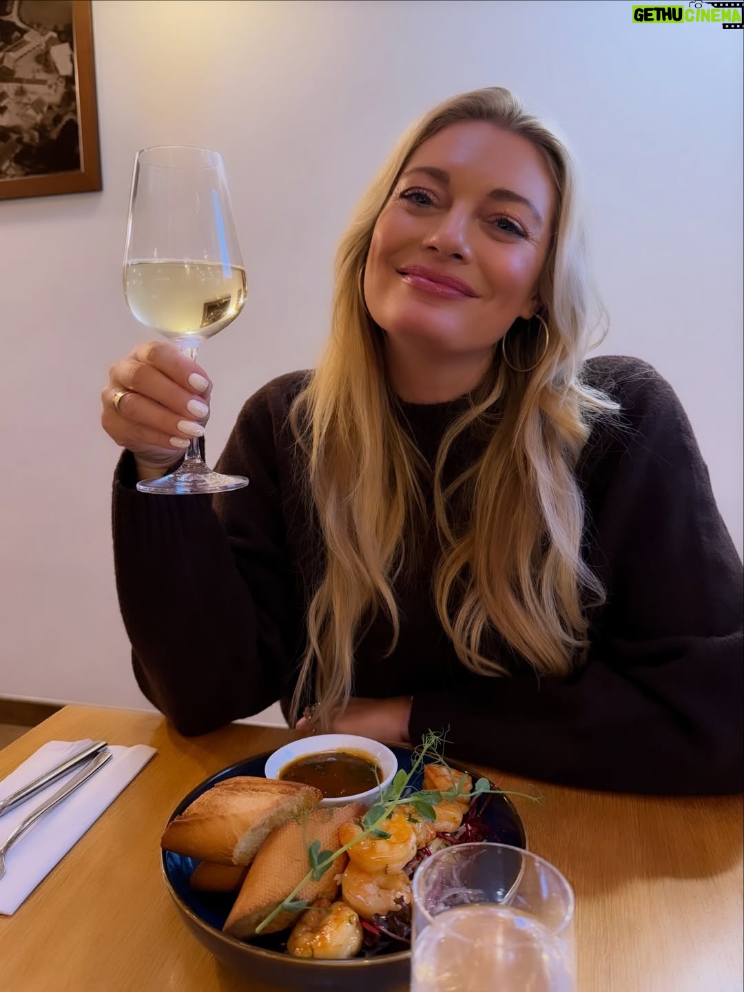 Lucie Borhyová - 4.7K Likes - Advent je o krásných malých okamžicích,
které se dějí tak nějak mezi tím vším…
Přeji vám hezký večer při 4. adventní neděli 🕯️
a pokojné dny před nejkrásnějšími svátky v roce✨