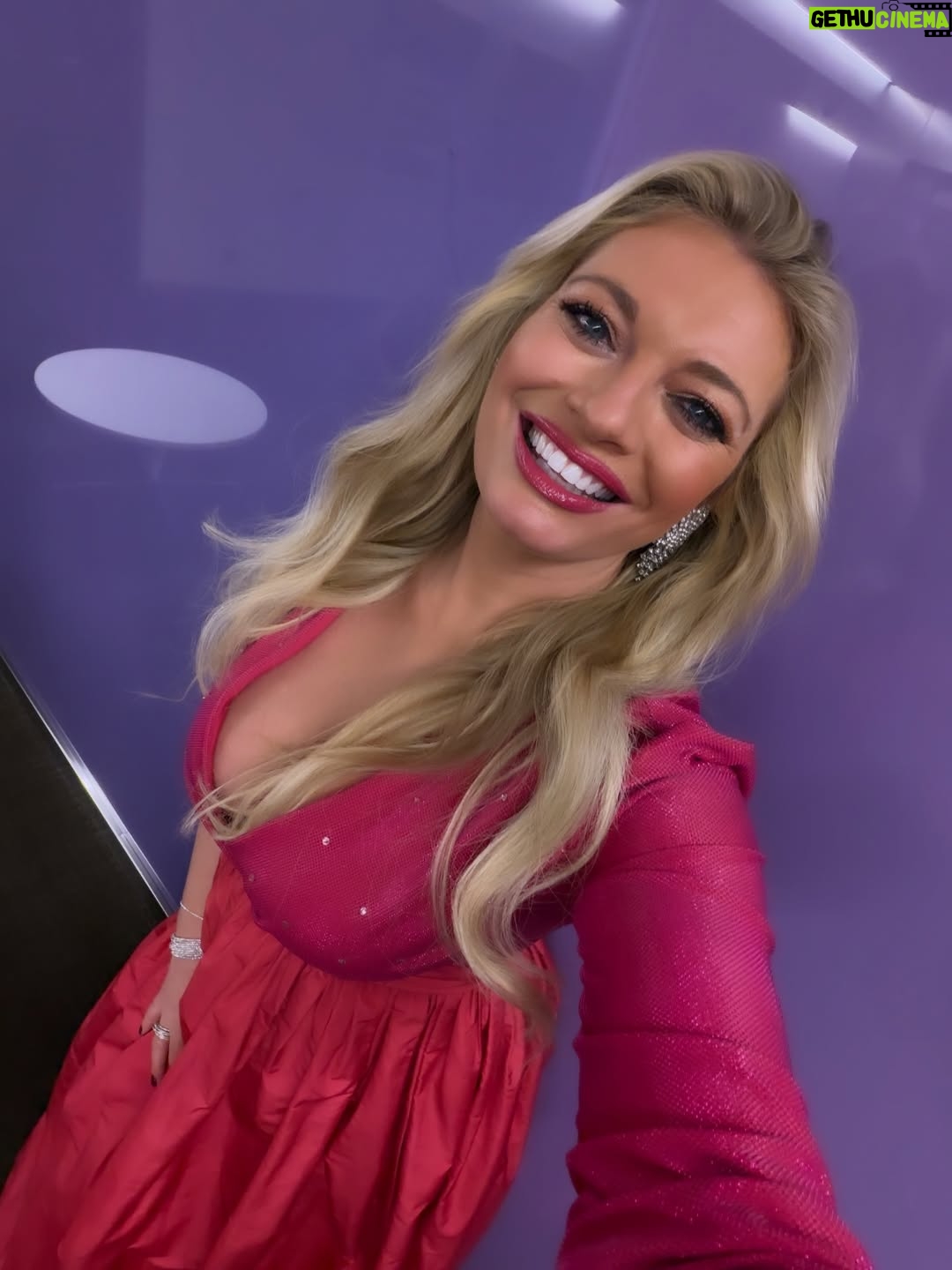 Lucie Borhyová - 4.7K Likes - Advent je o krásných malých okamžicích,
které se dějí tak nějak mezi tím vším…
Přeji vám hezký večer při 4. adventní neděli 🕯️
a pokojné dny před nejkrásnějšími svátky v roce✨