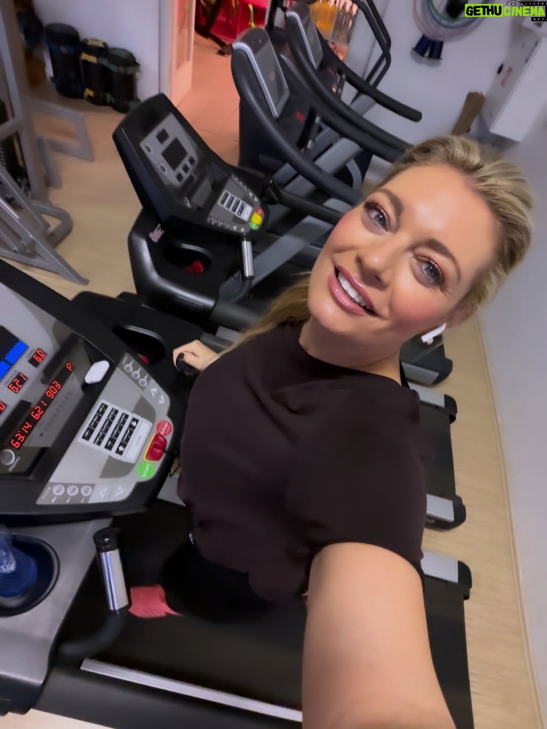 Lucie Borhyová - 4.7K Likes - Advent je o krásných malých okamžicích,
které se dějí tak nějak mezi tím vším…
Přeji vám hezký večer při 4. adventní neděli 🕯️
a pokojné dny před nejkrásnějšími svátky v roce✨