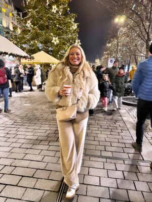 Lucie Borhyová Instagram - Advent je o krásných malých okamžicích,
které se dějí tak nějak mezi tím vším…
Přeji vám hezký večer při 4. adventní neděli 🕯️
a pokojné dny před nejkrásnějšími svátky v roce✨