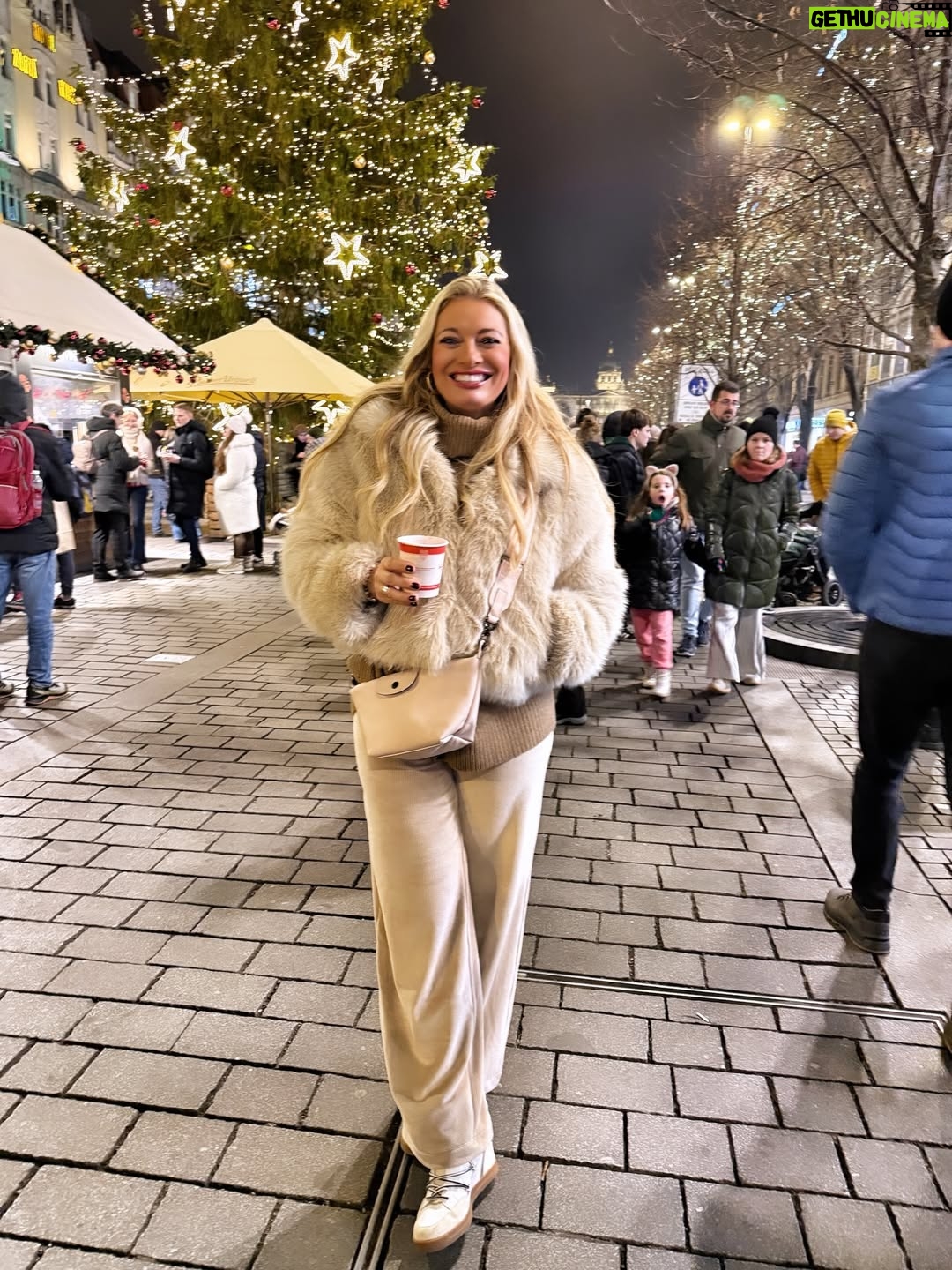 Lucie Borhyová - 4.7K Likes - Advent je o krásných malých okamžicích,
které se dějí tak nějak mezi tím vším…
Přeji vám hezký večer při 4. adventní neděli 🕯️
a pokojné dny před nejkrásnějšími svátky v roce✨