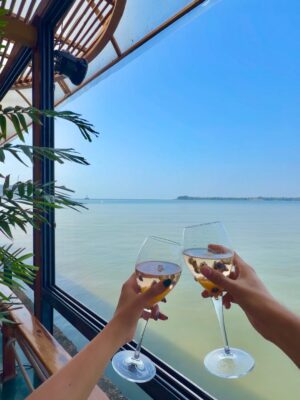 Luckii Instagram - Back in North Goa and I finally visited my favourite cafe again @kikigoaofficial 🌴🥂
This place is always filled with the best vibes, delicious food and that dreamy view 🌊
Had such an amazing time here today!
.
.
#goa #goacafe #northgoa