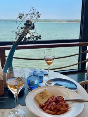 Luckii Instagram - Back in North Goa and I finally visited my favourite cafe again @kikigoaofficial 🌴🥂
This place is always filled with the best vibes, delicious food and that dreamy view 🌊
Had such an amazing time here today!
.
.
#goa #goacafe #northgoa