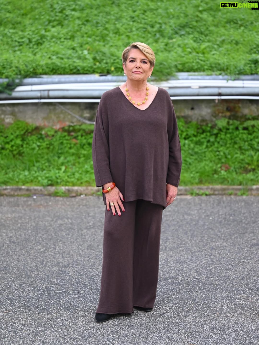 Luísa Castel-Branco - 605 Likes - E hoje no @doisas10tvi foi de ir às lágrimas ! Se não viu, vá ver que nada melhor que começar o dia a rir!
E este conjunto maravilhoso da @mhelmoda ? Adoro!!!!