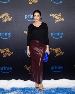Luisa Ranieri Instagram - Ieri sera si è tenuta la prima di "Natale senza Babbo", dal 28 novembre su Prime Video! 
Grazie di cuore a tutti coloro che hanno partecipato e reso questa serata speciale ❤️✨

@bvlgari | @blaze_milano | @jimmychoo #Ad

Stylist: @gloriaripamonti 
Hair: @domenicaricciardi 
Make-up: @nikipinna 

Foto: @lucadammicco | @primevideoit