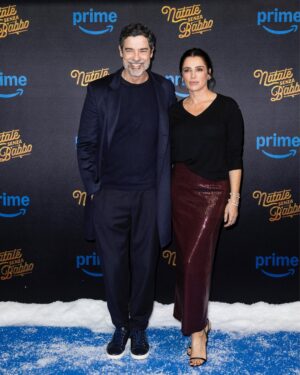 Luisa Ranieri Instagram - Ieri sera si è tenuta la prima di "Natale senza Babbo", dal 28 novembre su Prime Video! 
Grazie di cuore a tutti coloro che hanno partecipato e reso questa serata speciale ❤️✨

@bvlgari | @blaze_milano | @jimmychoo #Ad

Stylist: @gloriaripamonti 
Hair: @domenicaricciardi 
Make-up: @nikipinna 

Foto: @lucadammicco | @primevideoit
