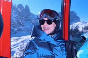 Luisa Ranieri Instagram - buon fine anno a tutti dalla zingaretti family💕🍾⛷️. @lucazingarettiofficial @emmazingaretti_