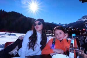 Luisa Ranieri Instagram - buon fine anno a tutti dalla zingaretti family💕🍾⛷️. @lucazingarettiofficial @emmazingaretti_