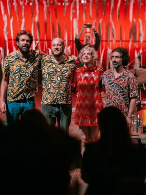 Luísa Sobral Instagram - Em 2025:

Foto 1 e 2- Lancei o meu primeiro romance que esteve durante 9 meses no top e vai neste momento na edição n°13. Nunca imaginei tal loucura. MUITO OBRIGADA a todos os leitores! 🥰

Foto 3 e 4- Dei vários concertos pelo país e fora dele, em duo e com banda. Foram momentos muito especiais. Obrigada a todos os que vieram assistir!

Foto 5 e 6- Fui a Macau lançar "O peso das palavras" (o meu livro infantil com ilustrações do @ligeiramentecanhoto )em Mandarim.

Foto 7- Voltei a dar voz a uma personagem de um filme de animação, algo que adoro fazer.

Foto 8- Fui à Feira do Livro de Cabo Verde. 😍

Foto 9- Voltei a dedicar o mês de Outubro aos @concertosparabebes ❤️

Foto 10 e 11- Descobri uma nova paixão: a aguarela.

Foto 12 e 13- Gravei uma canção no disco do @vitorino_salome e ele gravou outra no meu.

Foto 14- Fiz mais um retiro de escrita de canções.

Foto 15 e 16- Fiz dois concertos com o meu querido irmão, @salvadorsobral.music , um na Lituânia e o outro em Barcelona. 

Foto 17 e 18- Gravei um disco que irá sair em 2026!

Para 2026: novo disco e novo livro 💃