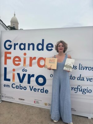 Luísa Sobral Instagram - Em 2025:

Foto 1 e 2- Lancei o meu primeiro romance que esteve durante 9 meses no top e vai neste momento na edição n°13. Nunca imaginei tal loucura. MUITO OBRIGADA a todos os leitores! 🥰

Foto 3 e 4- Dei vários concertos pelo país e fora dele, em duo e com banda. Foram momentos muito especiais. Obrigada a todos os que vieram assistir!

Foto 5 e 6- Fui a Macau lançar "O peso das palavras" (o meu livro infantil com ilustrações do @ligeiramentecanhoto )em Mandarim.

Foto 7- Voltei a dar voz a uma personagem de um filme de animação, algo que adoro fazer.

Foto 8- Fui à Feira do Livro de Cabo Verde. 😍

Foto 9- Voltei a dedicar o mês de Outubro aos @concertosparabebes ❤️

Foto 10 e 11- Descobri uma nova paixão: a aguarela.

Foto 12 e 13- Gravei uma canção no disco do @vitorino_salome e ele gravou outra no meu.

Foto 14- Fiz mais um retiro de escrita de canções.

Foto 15 e 16- Fiz dois concertos com o meu querido irmão, @salvadorsobral.music , um na Lituânia e o outro em Barcelona. 

Foto 17 e 18- Gravei um disco que irá sair em 2026!

Para 2026: novo disco e novo livro 💃