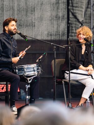 Luísa Sobral Instagram - Em 2025:

Foto 1 e 2- Lancei o meu primeiro romance que esteve durante 9 meses no top e vai neste momento na edição n°13. Nunca imaginei tal loucura. MUITO OBRIGADA a todos os leitores! 🥰

Foto 3 e 4- Dei vários concertos pelo país e fora dele, em duo e com banda. Foram momentos muito especiais. Obrigada a todos os que vieram assistir!

Foto 5 e 6- Fui a Macau lançar "O peso das palavras" (o meu livro infantil com ilustrações do @ligeiramentecanhoto )em Mandarim.

Foto 7- Voltei a dar voz a uma personagem de um filme de animação, algo que adoro fazer.

Foto 8- Fui à Feira do Livro de Cabo Verde. 😍

Foto 9- Voltei a dedicar o mês de Outubro aos @concertosparabebes ❤️

Foto 10 e 11- Descobri uma nova paixão: a aguarela.

Foto 12 e 13- Gravei uma canção no disco do @vitorino_salome e ele gravou outra no meu.

Foto 14- Fiz mais um retiro de escrita de canções.

Foto 15 e 16- Fiz dois concertos com o meu querido irmão, @salvadorsobral.music , um na Lituânia e o outro em Barcelona. 

Foto 17 e 18- Gravei um disco que irá sair em 2026!

Para 2026: novo disco e novo livro 💃
