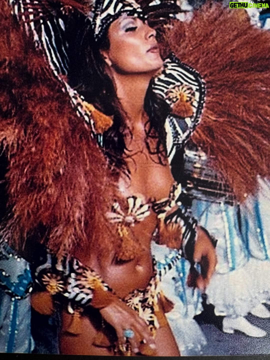 Luíza Brunet - 6.2K Likes - Carnaval chegando e alguns registros de trinta anos. 
Entre Beija Flor,Portela e imperatriz Leopoldinense. 
Hoje, gosto das lembranças que vivi na passarela do samba e claro assistir todas as mudanças que o carnaval foi submetido. 

Hoje,ando em outras esferas e espero que as mulheres sejam cuidadas , acolhidas e respeitadas no carnaval, afinal ,vivemos com medo e expostas a vários tipos de violências ,que vem crescendo no Brasil e no mundo. 
E cabe a nós sociedade civil ,perceber e denunciar agressores #190 
Esperando até agora as campanhas de conscientização que já deveriam estar expostas em todos os lugares. 
Com informações e conscientização,mas também com punições severas.