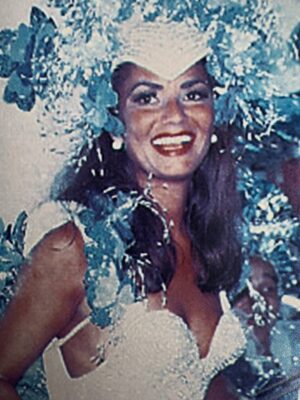 Luíza Brunet Instagram - Carnaval chegando e alguns registros de trinta anos. 
Entre Beija Flor,Portela e imperatriz Leopoldinense. 
Hoje, gosto das lembranças que vivi na passarela do samba e claro assistir todas as mudanças que o carnaval foi submetido. 

Hoje,ando em outras esferas e espero que as mulheres sejam cuidadas , acolhidas e respeitadas no carnaval, afinal ,vivemos com medo e expostas a vários tipos de violências ,que vem crescendo no Brasil e no mundo. 
E cabe a nós sociedade civil ,perceber e denunciar agressores #190 
Esperando até agora as campanhas de conscientização que já deveriam estar expostas em todos os lugares. 
Com informações e conscientização,mas também com punições severas.