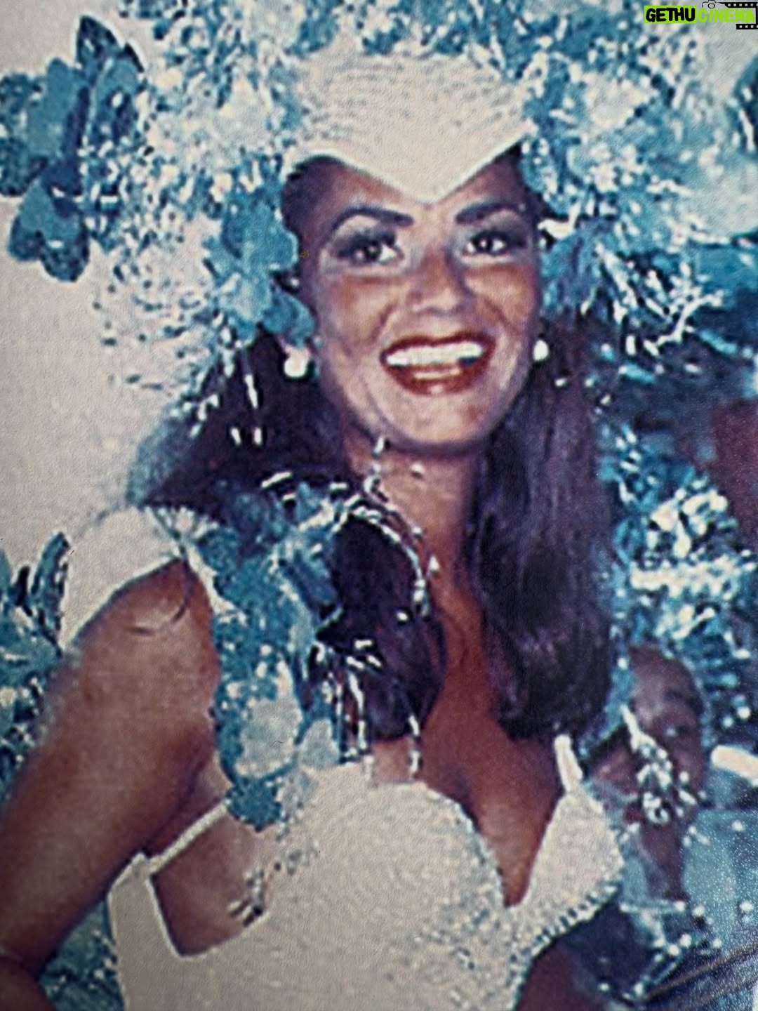 Luíza Brunet - 6.2K Likes - Carnaval chegando e alguns registros de trinta anos. 
Entre Beija Flor,Portela e imperatriz Leopoldinense. 
Hoje, gosto das lembranças que vivi na passarela do samba e claro assistir todas as mudanças que o carnaval foi submetido. 

Hoje,ando em outras esferas e espero que as mulheres sejam cuidadas , acolhidas e respeitadas no carnaval, afinal ,vivemos com medo e expostas a vários tipos de violências ,que vem crescendo no Brasil e no mundo. 
E cabe a nós sociedade civil ,perceber e denunciar agressores #190 
Esperando até agora as campanhas de conscientização que já deveriam estar expostas em todos os lugares. 
Com informações e conscientização,mas também com punições severas.