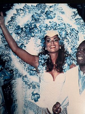 Luíza Brunet Instagram - Carnaval chegando e alguns registros de trinta anos. 
Entre Beija Flor,Portela e imperatriz Leopoldinense. 
Hoje, gosto das lembranças que vivi na passarela do samba e claro assistir todas as mudanças que o carnaval foi submetido. 

Hoje,ando em outras esferas e espero que as mulheres sejam cuidadas , acolhidas e respeitadas no carnaval, afinal ,vivemos com medo e expostas a vários tipos de violências ,que vem crescendo no Brasil e no mundo. 
E cabe a nós sociedade civil ,perceber e denunciar agressores #190 
Esperando até agora as campanhas de conscientização que já deveriam estar expostas em todos os lugares. 
Com informações e conscientização,mas também com punições severas.