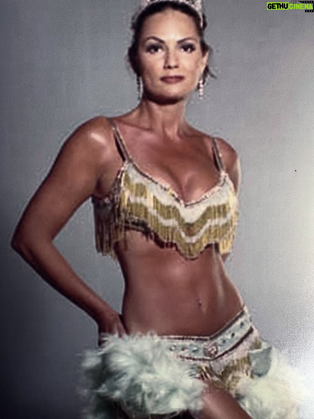 Luíza Brunet - 6.2K Likes - Carnaval chegando e alguns registros de trinta anos. 
Entre Beija Flor,Portela e imperatriz Leopoldinense. 
Hoje, gosto das lembranças que vivi na passarela do samba e claro assistir todas as mudanças que o carnaval foi submetido. 

Hoje,ando em outras esferas e espero que as mulheres sejam cuidadas , acolhidas e respeitadas no carnaval, afinal ,vivemos com medo e expostas a vários tipos de violências ,que vem crescendo no Brasil e no mundo. 
E cabe a nós sociedade civil ,perceber e denunciar agressores #190 
Esperando até agora as campanhas de conscientização que já deveriam estar expostas em todos os lugares. 
Com informações e conscientização,mas também com punições severas.
