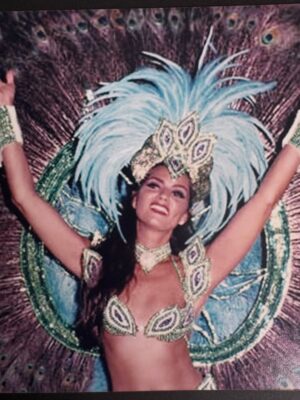 Luíza Brunet Instagram - Carnaval chegando e alguns registros de trinta anos. 
Entre Beija Flor,Portela e imperatriz Leopoldinense. 
Hoje, gosto das lembranças que vivi na passarela do samba e claro assistir todas as mudanças que o carnaval foi submetido. 

Hoje,ando em outras esferas e espero que as mulheres sejam cuidadas , acolhidas e respeitadas no carnaval, afinal ,vivemos com medo e expostas a vários tipos de violências ,que vem crescendo no Brasil e no mundo. 
E cabe a nós sociedade civil ,perceber e denunciar agressores #190 
Esperando até agora as campanhas de conscientização que já deveriam estar expostas em todos os lugares. 
Com informações e conscientização,mas também com punições severas.