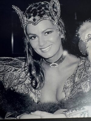 Luíza Brunet Instagram - Carnaval chegando e alguns registros de trinta anos. 
Entre Beija Flor,Portela e imperatriz Leopoldinense. 
Hoje, gosto das lembranças que vivi na passarela do samba e claro assistir todas as mudanças que o carnaval foi submetido. 

Hoje,ando em outras esferas e espero que as mulheres sejam cuidadas , acolhidas e respeitadas no carnaval, afinal ,vivemos com medo e expostas a vários tipos de violências ,que vem crescendo no Brasil e no mundo. 
E cabe a nós sociedade civil ,perceber e denunciar agressores #190 
Esperando até agora as campanhas de conscientização que já deveriam estar expostas em todos os lugares. 
Com informações e conscientização,mas também com punições severas.