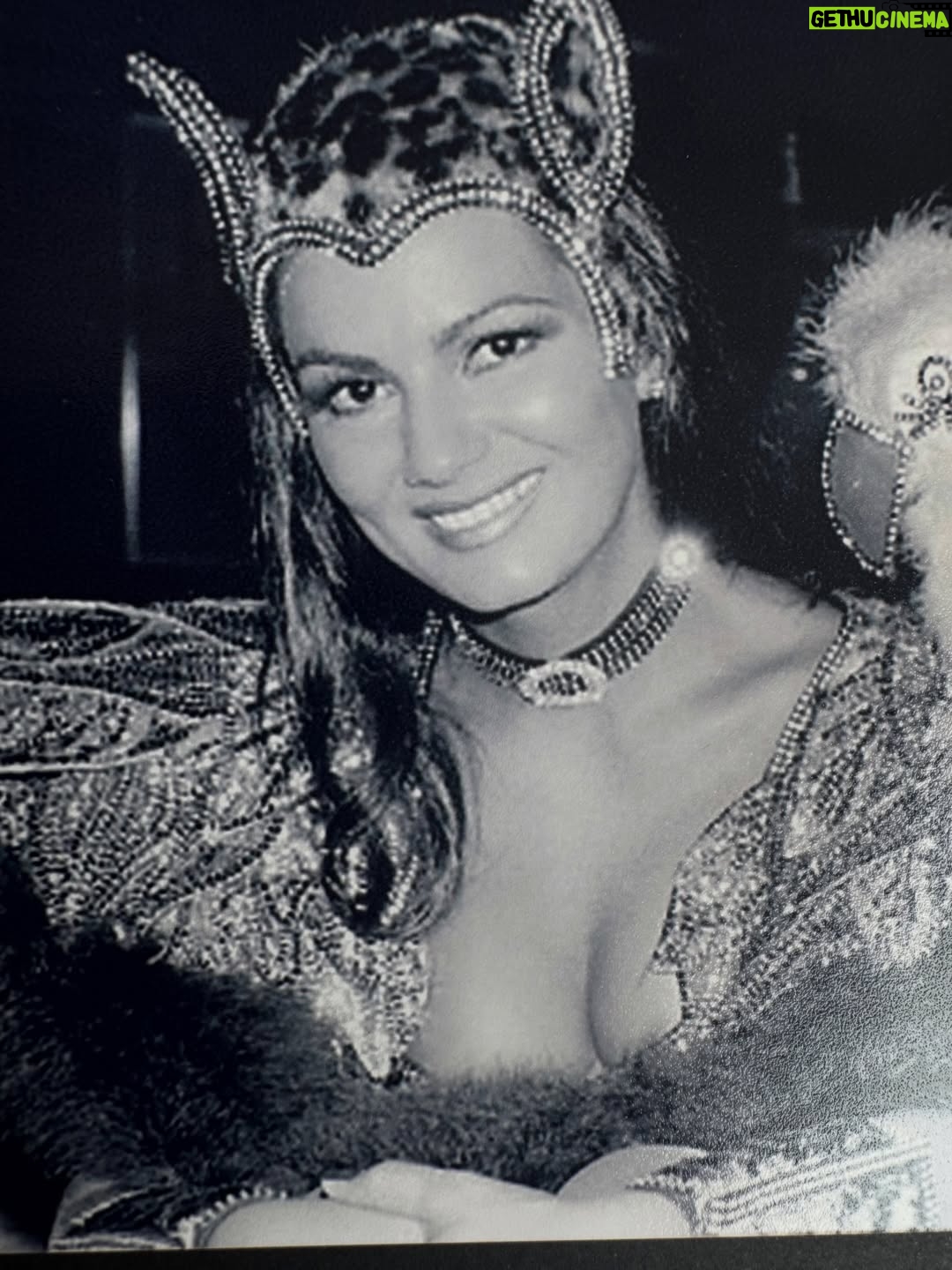 Luíza Brunet - 6.2K Likes - Carnaval chegando e alguns registros de trinta anos. 
Entre Beija Flor,Portela e imperatriz Leopoldinense. 
Hoje, gosto das lembranças que vivi na passarela do samba e claro assistir todas as mudanças que o carnaval foi submetido. 

Hoje,ando em outras esferas e espero que as mulheres sejam cuidadas , acolhidas e respeitadas no carnaval, afinal ,vivemos com medo e expostas a vários tipos de violências ,que vem crescendo no Brasil e no mundo. 
E cabe a nós sociedade civil ,perceber e denunciar agressores #190 
Esperando até agora as campanhas de conscientização que já deveriam estar expostas em todos os lugares. 
Com informações e conscientização,mas também com punições severas.