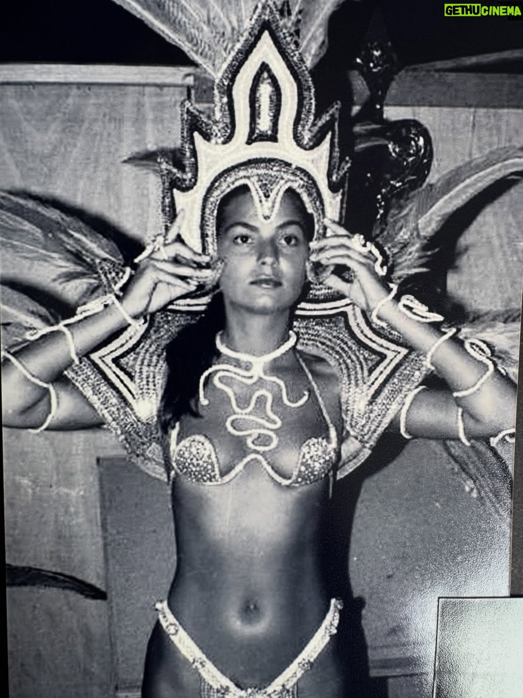 Luíza Brunet - 6.2K Likes - Carnaval chegando e alguns registros de trinta anos. 
Entre Beija Flor,Portela e imperatriz Leopoldinense. 
Hoje, gosto das lembranças que vivi na passarela do samba e claro assistir todas as mudanças que o carnaval foi submetido. 

Hoje,ando em outras esferas e espero que as mulheres sejam cuidadas , acolhidas e respeitadas no carnaval, afinal ,vivemos com medo e expostas a vários tipos de violências ,que vem crescendo no Brasil e no mundo. 
E cabe a nós sociedade civil ,perceber e denunciar agressores #190 
Esperando até agora as campanhas de conscientização que já deveriam estar expostas em todos os lugares. 
Com informações e conscientização,mas também com punições severas.
