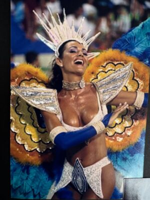 Luíza Brunet Instagram - Carnaval chegando e alguns registros de trinta anos. 
Entre Beija Flor,Portela e imperatriz Leopoldinense. 
Hoje, gosto das lembranças que vivi na passarela do samba e claro assistir todas as mudanças que o carnaval foi submetido. 

Hoje,ando em outras esferas e espero que as mulheres sejam cuidadas , acolhidas e respeitadas no carnaval, afinal ,vivemos com medo e expostas a vários tipos de violências ,que vem crescendo no Brasil e no mundo. 
E cabe a nós sociedade civil ,perceber e denunciar agressores #190 
Esperando até agora as campanhas de conscientização que já deveriam estar expostas em todos os lugares. 
Com informações e conscientização,mas também com punições severas.