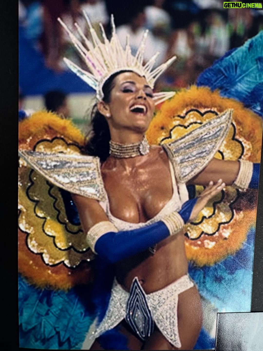 Luíza Brunet - 6.2K Likes - Carnaval chegando e alguns registros de trinta anos. 
Entre Beija Flor,Portela e imperatriz Leopoldinense. 
Hoje, gosto das lembranças que vivi na passarela do samba e claro assistir todas as mudanças que o carnaval foi submetido. 

Hoje,ando em outras esferas e espero que as mulheres sejam cuidadas , acolhidas e respeitadas no carnaval, afinal ,vivemos com medo e expostas a vários tipos de violências ,que vem crescendo no Brasil e no mundo. 
E cabe a nós sociedade civil ,perceber e denunciar agressores #190 
Esperando até agora as campanhas de conscientização que já deveriam estar expostas em todos os lugares. 
Com informações e conscientização,mas também com punições severas.