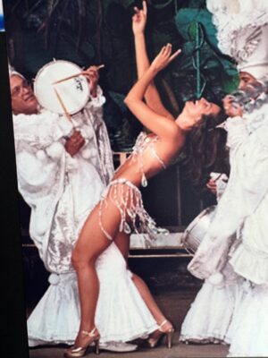 Luíza Brunet Instagram - Carnaval chegando e alguns registros de trinta anos. 
Entre Beija Flor,Portela e imperatriz Leopoldinense. 
Hoje, gosto das lembranças que vivi na passarela do samba e claro assistir todas as mudanças que o carnaval foi submetido. 

Hoje,ando em outras esferas e espero que as mulheres sejam cuidadas , acolhidas e respeitadas no carnaval, afinal ,vivemos com medo e expostas a vários tipos de violências ,que vem crescendo no Brasil e no mundo. 
E cabe a nós sociedade civil ,perceber e denunciar agressores #190 
Esperando até agora as campanhas de conscientização que já deveriam estar expostas em todos os lugares. 
Com informações e conscientização,mas também com punições severas.