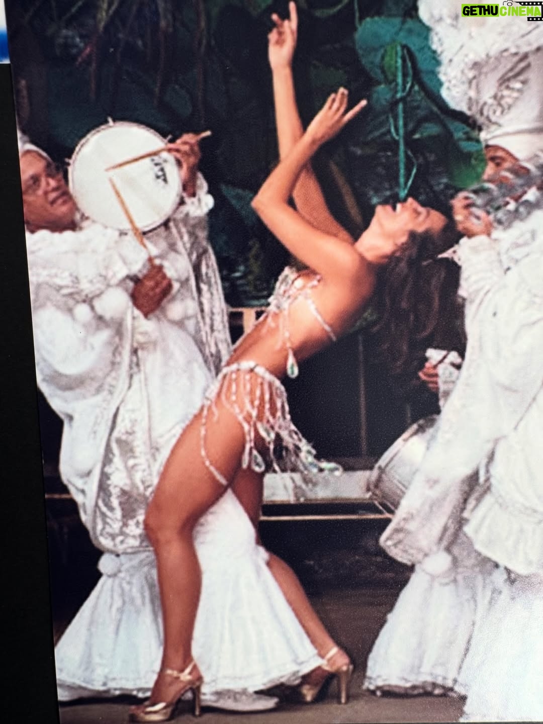 Luíza Brunet - 6.2K Likes - Carnaval chegando e alguns registros de trinta anos. 
Entre Beija Flor,Portela e imperatriz Leopoldinense. 
Hoje, gosto das lembranças que vivi na passarela do samba e claro assistir todas as mudanças que o carnaval foi submetido. 

Hoje,ando em outras esferas e espero que as mulheres sejam cuidadas , acolhidas e respeitadas no carnaval, afinal ,vivemos com medo e expostas a vários tipos de violências ,que vem crescendo no Brasil e no mundo. 
E cabe a nós sociedade civil ,perceber e denunciar agressores #190 
Esperando até agora as campanhas de conscientização que já deveriam estar expostas em todos os lugares. 
Com informações e conscientização,mas também com punições severas.