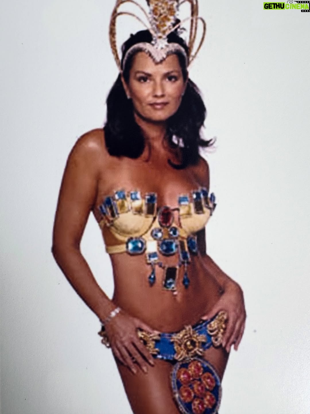 Luíza Brunet - 6.2K Likes - Carnaval chegando e alguns registros de trinta anos. 
Entre Beija Flor,Portela e imperatriz Leopoldinense. 
Hoje, gosto das lembranças que vivi na passarela do samba e claro assistir todas as mudanças que o carnaval foi submetido. 

Hoje,ando em outras esferas e espero que as mulheres sejam cuidadas , acolhidas e respeitadas no carnaval, afinal ,vivemos com medo e expostas a vários tipos de violências ,que vem crescendo no Brasil e no mundo. 
E cabe a nós sociedade civil ,perceber e denunciar agressores #190 
Esperando até agora as campanhas de conscientização que já deveriam estar expostas em todos os lugares. 
Com informações e conscientização,mas também com punições severas.