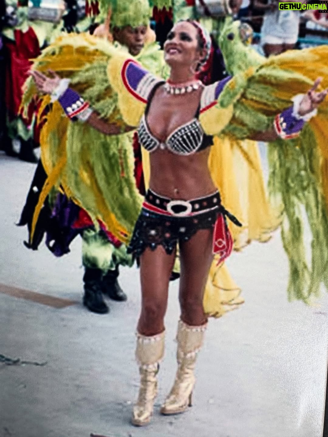 Luíza Brunet - 6.2K Likes - Carnaval chegando e alguns registros de trinta anos. 
Entre Beija Flor,Portela e imperatriz Leopoldinense. 
Hoje, gosto das lembranças que vivi na passarela do samba e claro assistir todas as mudanças que o carnaval foi submetido. 

Hoje,ando em outras esferas e espero que as mulheres sejam cuidadas , acolhidas e respeitadas no carnaval, afinal ,vivemos com medo e expostas a vários tipos de violências ,que vem crescendo no Brasil e no mundo. 
E cabe a nós sociedade civil ,perceber e denunciar agressores #190 
Esperando até agora as campanhas de conscientização que já deveriam estar expostas em todos os lugares. 
Com informações e conscientização,mas também com punições severas.