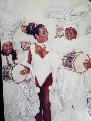 Luíza Brunet Instagram - Carnaval chegando e alguns registros de trinta anos. 
Entre Beija Flor,Portela e imperatriz Leopoldinense. 
Hoje, gosto das lembranças que vivi na passarela do samba e claro assistir todas as mudanças que o carnaval foi submetido. 

Hoje,ando em outras esferas e espero que as mulheres sejam cuidadas , acolhidas e respeitadas no carnaval, afinal ,vivemos com medo e expostas a vários tipos de violências ,que vem crescendo no Brasil e no mundo. 
E cabe a nós sociedade civil ,perceber e denunciar agressores #190 
Esperando até agora as campanhas de conscientização que já deveriam estar expostas em todos os lugares. 
Com informações e conscientização,mas também com punições severas.