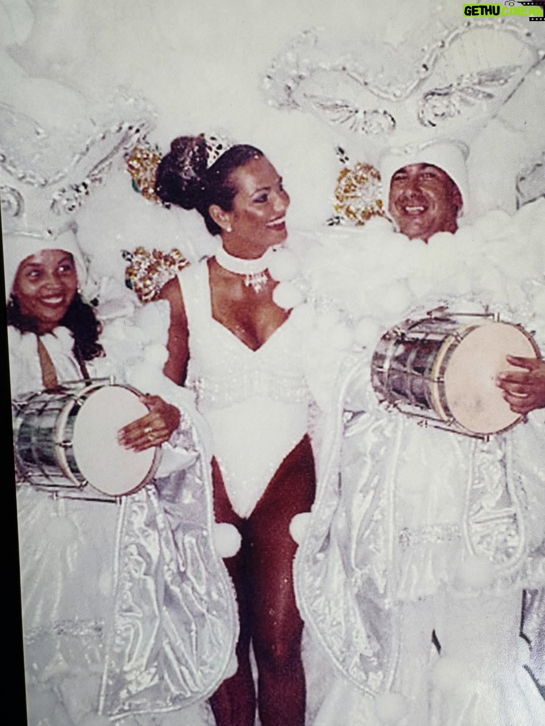 Luíza Brunet - 6.2K Likes - Carnaval chegando e alguns registros de trinta anos. 
Entre Beija Flor,Portela e imperatriz Leopoldinense. 
Hoje, gosto das lembranças que vivi na passarela do samba e claro assistir todas as mudanças que o carnaval foi submetido. 

Hoje,ando em outras esferas e espero que as mulheres sejam cuidadas , acolhidas e respeitadas no carnaval, afinal ,vivemos com medo e expostas a vários tipos de violências ,que vem crescendo no Brasil e no mundo. 
E cabe a nós sociedade civil ,perceber e denunciar agressores #190 
Esperando até agora as campanhas de conscientização que já deveriam estar expostas em todos os lugares. 
Com informações e conscientização,mas também com punições severas.
