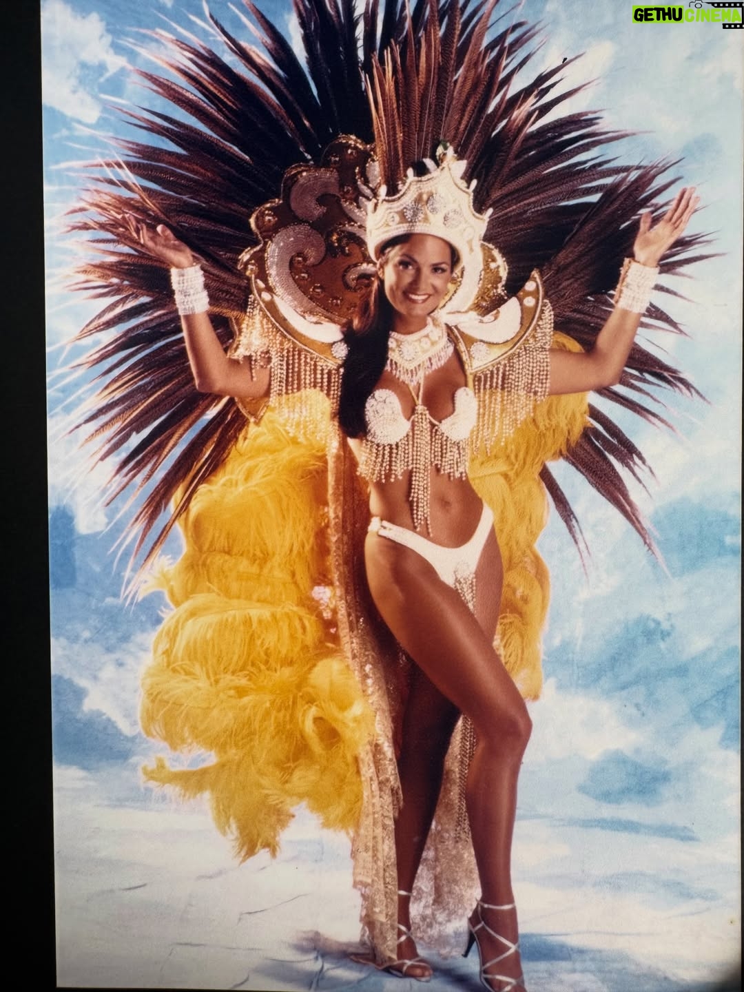 Luíza Brunet - 6.2K Likes - Carnaval chegando e alguns registros de trinta anos. 
Entre Beija Flor,Portela e imperatriz Leopoldinense. 
Hoje, gosto das lembranças que vivi na passarela do samba e claro assistir todas as mudanças que o carnaval foi submetido. 

Hoje,ando em outras esferas e espero que as mulheres sejam cuidadas , acolhidas e respeitadas no carnaval, afinal ,vivemos com medo e expostas a vários tipos de violências ,que vem crescendo no Brasil e no mundo. 
E cabe a nós sociedade civil ,perceber e denunciar agressores #190 
Esperando até agora as campanhas de conscientização que já deveriam estar expostas em todos os lugares. 
Com informações e conscientização,mas também com punições severas.